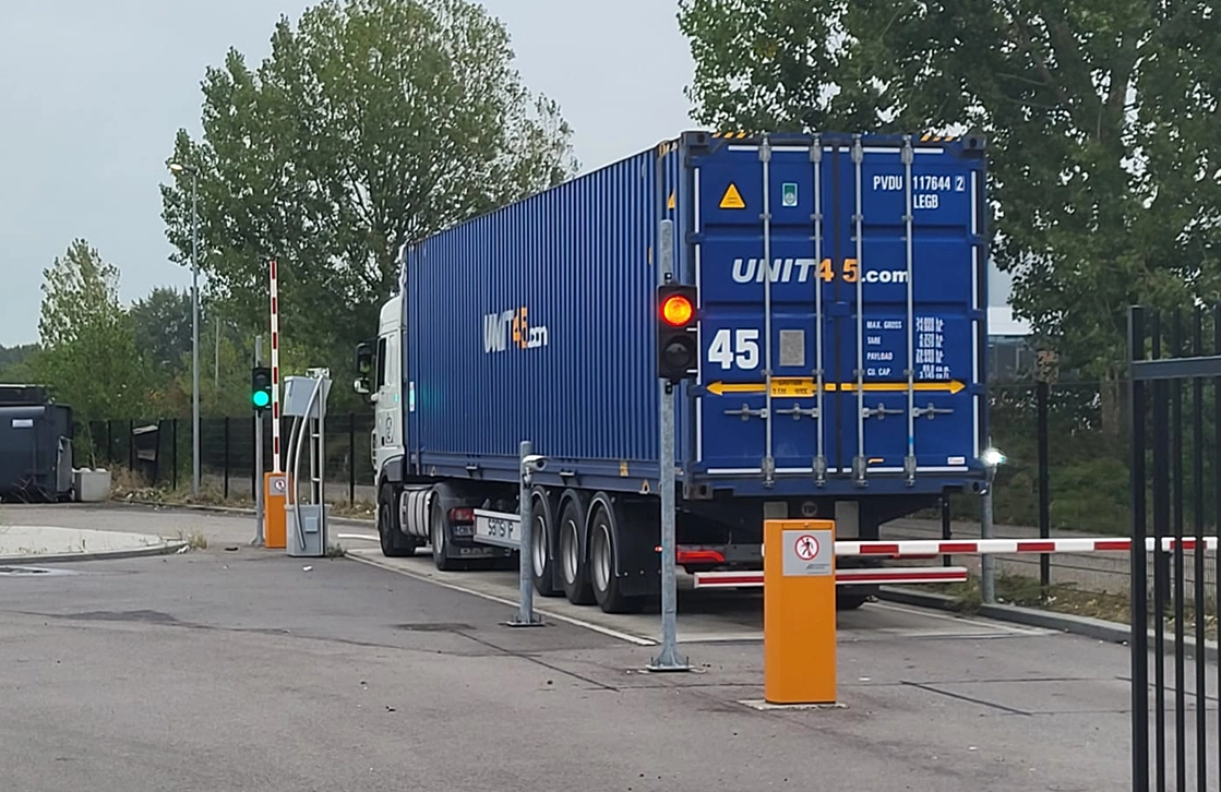 Truck entering CERTUS automated gate kiosk at Peute Group’s recycling facility in Alblasserdam, Netherlands.