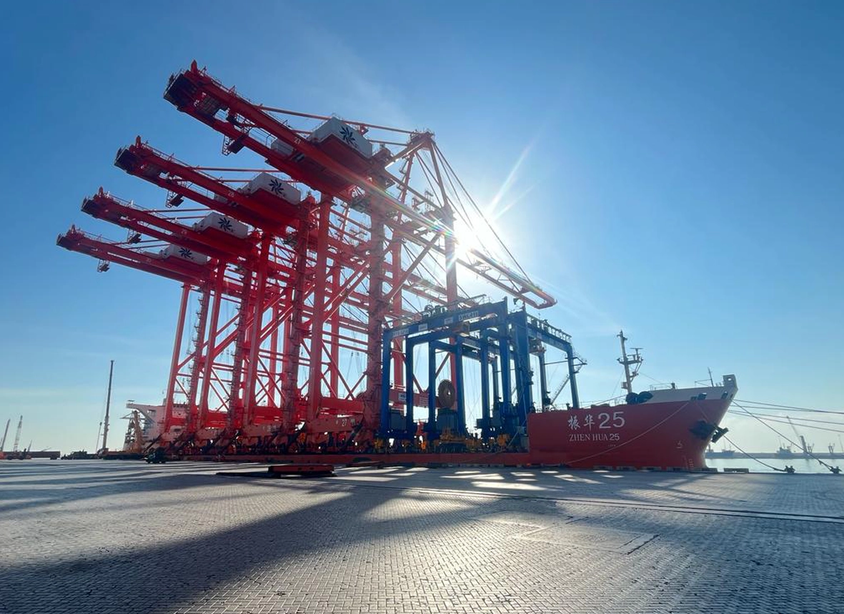 New Ship-to-Shore cranes being delivered to APM Terminals Salalah for port expansion
